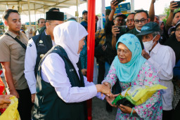 Khofifah Gelar Pasar Murah di Kawasan Wisata Kuliner Gladak Serang Probolinggo, Tegaskan Kehadiran Pemerintah