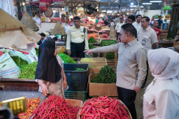 Sidak Pasar Induk Kramat Jati, Kepala Staf Kepresidenan pastikan pasokan pangan melimpah dan inflasi terkendali