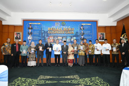 Launching Tujuh Buku Guspardi Gaus, Viva Yoga Ajak Politisi PAN Tauladani Guspardi