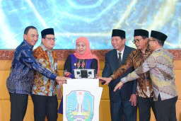 Khofifah Luncurkan Beasiswa LPPD Jatim 2026, Buka Akses Santri ke Program STEM hingga Al-Azhar Mesir