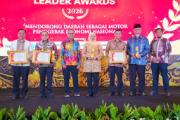 Khofifah Terima Dua Penghargaan Top Regional Leader Award 2026
