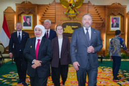 Khofifah Terima Delegasi Saint Petersburg Rusia bersama Akademisi ITS Surabaya dan Pelaku Industri Perkapalan