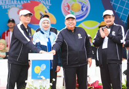 Khofifah Dampingi Ketua MA RI Sunarto Buka Kejurnas Tenis Beregu XX Piala Ketua MA di Malang