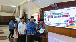 Pemkab Bondowoso dan BAZNAS Salurkan 1.000 Seragam Gratis, Ringankan Beban Warga Jelang Tahun Ajaran Baru