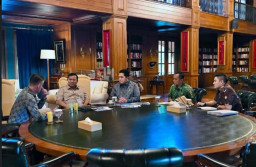 Menpora Perkenalkan Pelatih Timnas  John Herdman Kepada Presiden Prabowo Subianto