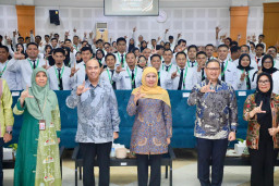 Khofifah Paparkan Transformasi Pendidikan dan Inovasi Daerah Jawa Timur di Hadapan Ratusan "Dosen Muda"