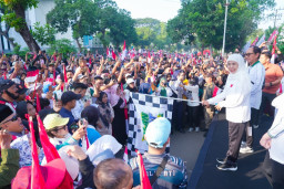 Puluhan Ribu Warga Meriahkan Jalan Sehat 1 Muharram Bersama Khofifah