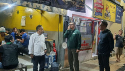 Terjun ke Lapangan Bersama Camat Genteng, Anas Karno Sosialisasi Parkir Non-Tunai hingga Tertibkan Trotoar