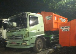DLH Surabaya Lakukan Peremajaan Armada Sampah Enam Kontainer Baru Disiagakan