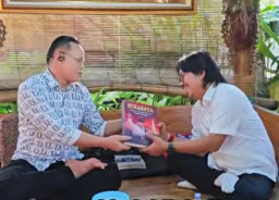 Buleks Terima Buku Bung Karno dari Gus Rochmad, Diharapkan Jadi Inspirasi Generasi Muda