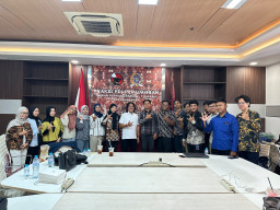 Komunitas Gelora Juang Kunjungi Fraksi PDIP Surabaya, Dialog Kedewanan dan Peran Parpol