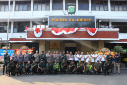 Sinergi Tiga Pilar, Peringati Hari Bhayangkara Ke-80, Danramil dan Wakil Camat Kalideres Beri Kejutan di Polsek
