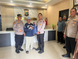 Wujud Kepedulian Polri, Polsek Cengkareng Bagikan Sembako kepada Mitra Kamtibmas