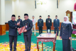 Khofifah Lantik Enam Pejabat Pimpinan Tinggi Pratama Pemprov Jatim: Optimalkan Digitalisasi