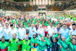 Khofifah dan Zulhas Bagikan 600 Paket Sembako untuk Ojol dan Nelayan di Gresik