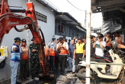 Kapolres Jakbar Hadiri Apel Grebek Lumpur di Kapuk, Ratusan Personel Bersatu Ciptakan Lingkungan Bersih