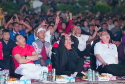Khofifah Nobar Final Piala Dunia Bersama Ribuan Masyarakat di Halaman Grahadi