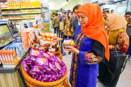 Khofifah Kunjungi Indo Market Hong Kong, Dorong UMKM Jatim Perkuat Kolaborasi Menembus Pasar Global