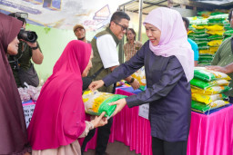 Pasar Murah Jatim Terus Bergulir, Khofifah Pastikan Inflasi Tetap Terkendali