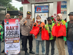 Polsek Kebomas dan YALPK Group Bagikan Sembako serta BBM Gratis, Ratusan Ojol di Gresik Terbantu
