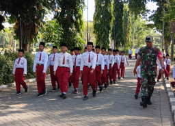 Wakili Grujugan di Lomba Gerak Jalan Kabupaten, Tim SD Plus Al Ishlah Digembleng Babinsa Alam