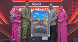 Dandim 0826/Pamekasan Serahkan Cenderamata pada Kenal-Pamit Kapolres