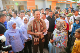 Khofifah Dampingi Menko Infra AHY Resmikan Program Pengentasan Kawasan Permukiman Kumuh Terpadu di Gresik