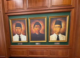 Tiga Serangkai di Dinding Universitas Pertahanan