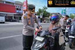 ‎Tumbuhkan Cinta Tanah Air, Kapolres Pidie Bagikan Bendera Merah Putih kepada Pengguna Jalan