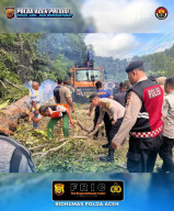 Polres Aceh Selatan Sigap Evakuasi Pohon Tumbang Menutup Ruas Jalan  Nasional Tapaktuan–Blangpidie.
