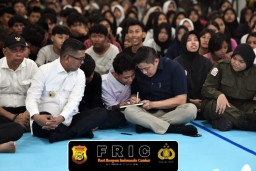 Sekretaris Kabinet Teddy Indra Wijaya Berdialog Dengan Siswa dan Calon Siswa Sekolah Rakyat Terintegrasi 8