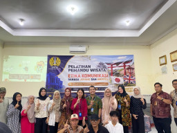 Tim PKM S1 Pariwisata UNESA Latih Warga Wethan Wonderland Jadi Pemandu Wisata Berbahasa Asing