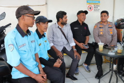 Polsek Kalideres Sambangi Petugas Parkir Hari Hari Swalayan Melalui Program "Jaga Jakarta On The Spot"