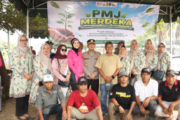 Semarak HUT RI ke-81, Kapolres Metro Jakbar dan Warga Tanam Pohon di Daan Mogot