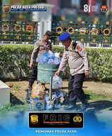 Wakapolda Aceh Pimpin Personil Punguti Sampah Usai Peringatan Hari Damai Aceh Di Masjid Raya Baiturrahman