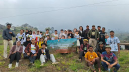 Mahasiswa Jepang dan Komunitas Dharma Bhakti Patanjala Susuri Jejak Banjir Bandang di Desa Serang