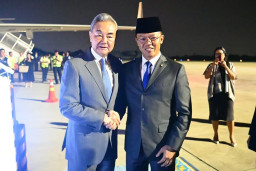Menlu Sugiono Sambut Kedatangan Wang Yi, Dua Agenda Strategis RI-China Menanti