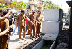 Bupati Sidoarjo Minta Betonisasi Jalan Tambakcemandi Dipercepat
