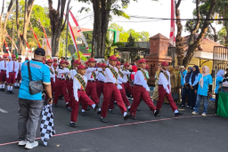 Tim Putra SD Plus Al Ishlah Grujugan Juara II Gerak Jalan HUT ke-81 RI Tingkat Kabupaten Bondowoso
