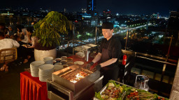 Sunset Chill & Grill, Sensasi Barbeque Sambil Menikmati Sunset dari Rooftop  EXCOTEL Design Hotel Surabaya