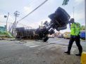 Diduga Rem Blong, Truk Tronton Tabrak Ertiga dan PJU