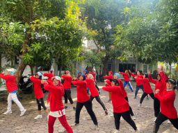 Senam Minggu Pagi Emak-emak Kenjeran, Cak Ghoni Bantu Kaos Seragam 