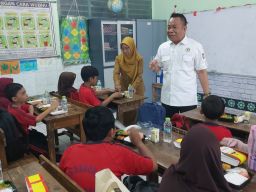 Yona Bagus Widyatmoko Trial & Error Program Makan Bergizi Gratis di SDN Kedurus I