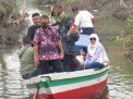 Kunjungi Desa Terpencil di Sidoarjo, Perahu Istri BHS Sempat Kandas