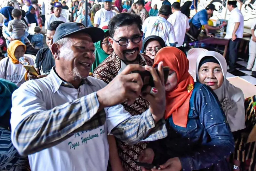 Warga Berebut Foto Bareng saat Machfud Arifin di Sukolilo dan Wonocolo