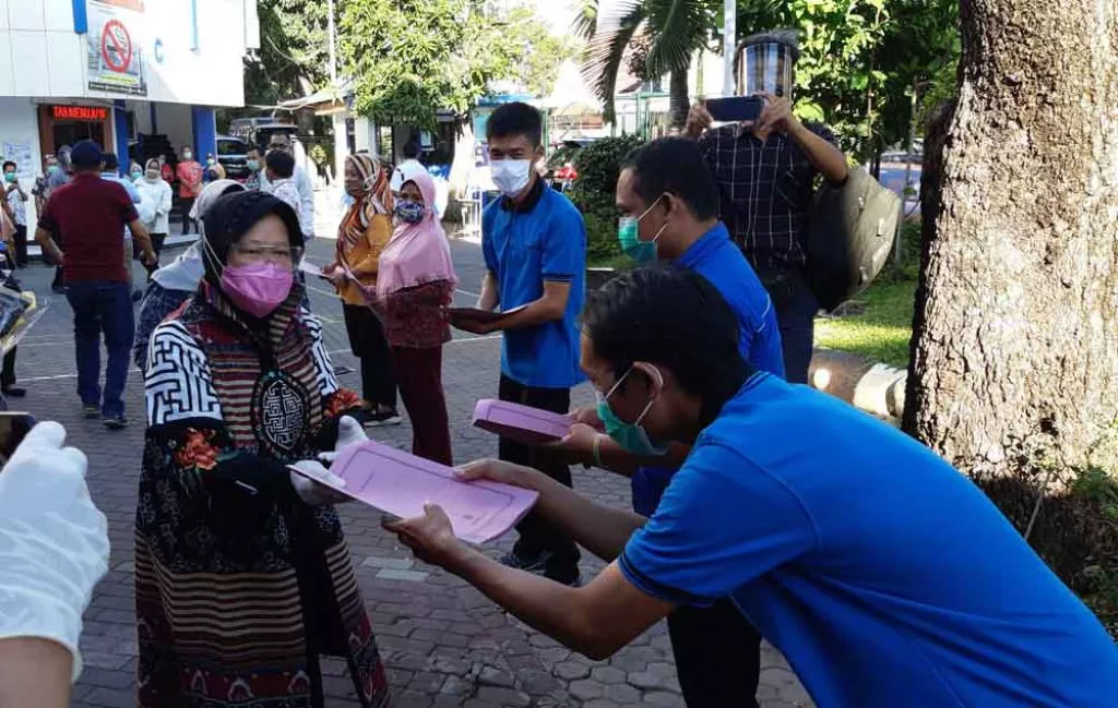Wali Kota Risma Beri Bantuan Cleaning Service Rumah Sakit di Surabaya