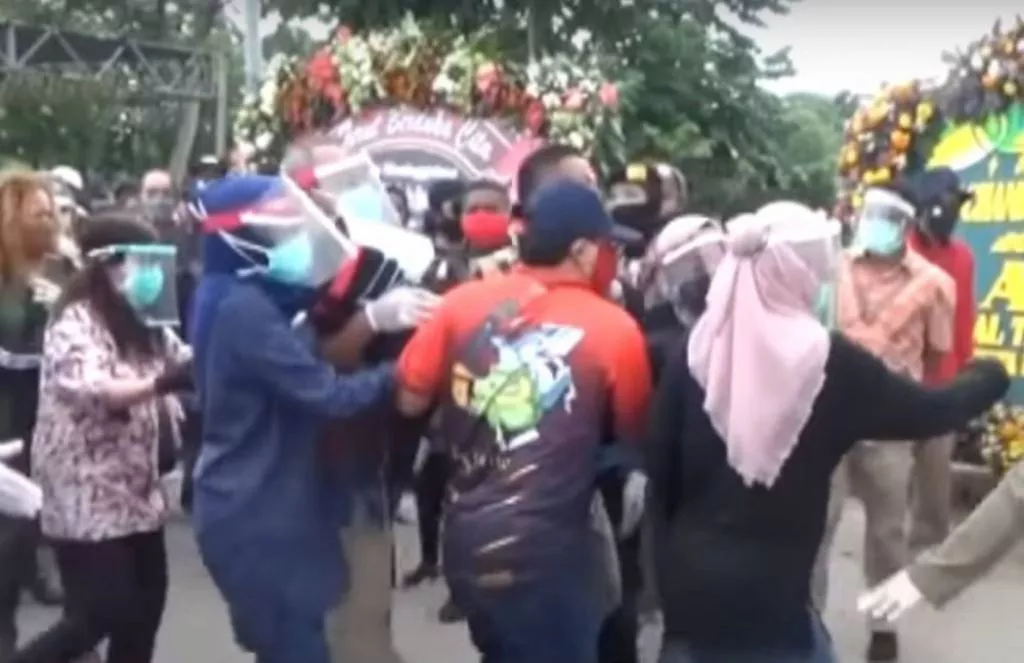 Wali Kota Surabaya Tri Rismaharini Pingsan Saat Hadiri Pemakaman Chandra Oratmangun