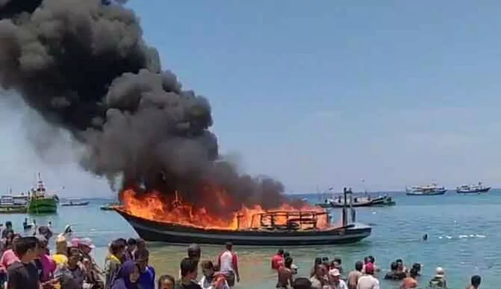 Kapal Motor Bermuatan Solar Terbakar di Pantai Gili Ketapang