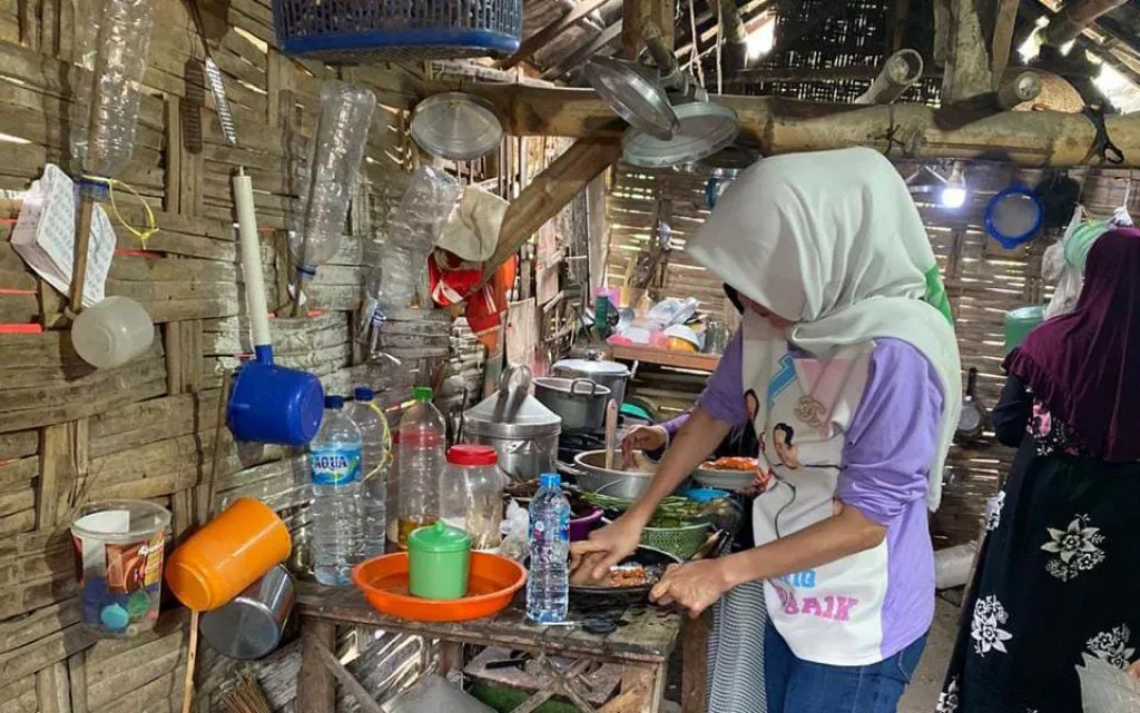Ketika Istri BHS Berbaur dengan Warga Memasak Ikan Hasil Panen dari Tambak