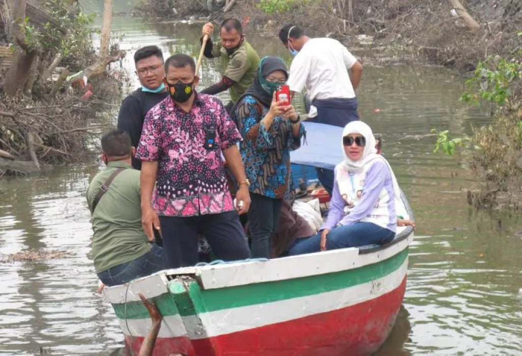 Kunjungi Desa Terpencil di Sidoarjo, Perahu Istri BHS Sempat Kandas